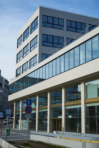    Prag, Çek Cumhuriyeti - 22 Ocak 2021 - Başkent Prag 'ın Elektrik Şirketleri' nin yeni yeniden inşa edilen işlevsel binası                              