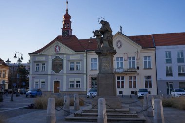   Brandys nad Labem, Çek Cumhuriyeti - 31 Ocak 2021 - Golem Çeşmesi ve Belediye Binası ile Masaryk Meydanı                             