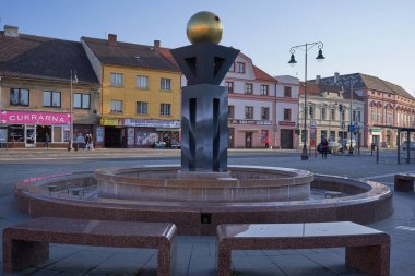    Brandys nad Labem, Çek Cumhuriyeti - 31 Ocak 2021 - Golem Çeşmesi ve Belediye Binası ile Masaryk Meydanı                            