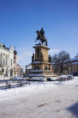   Podebrady, Çek Cumhuriyeti - 14 Şubat 2021 - Güzel güneşli bir kış gününde Podebrady Meydanı 'ndaki George of Podebrady' nin binici heykeli                             