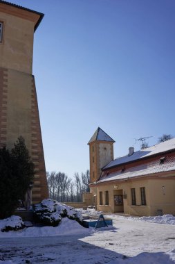    Podebrady, Çek Cumhuriyeti - 14 Şubat 2021 - kademeli olarak yeniden inşa edilen ilk Gotik Podbrady kalesi, 13. yüzyılın ikinci yarısında Kral I. Pemysl Otakar tarafından inşa edildi.                            
