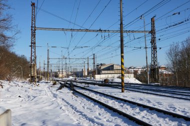 13 Şubat 2021 'de tren istasyonunun yakınında güneşli bir kış öğleden sonra. Kış zayıf güneşi, donmuş düğmeler ve her yerde kar..