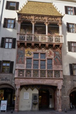  Innsbruck, Avusturya - 20 Şubat 2019 - Altın çatılı eski kasaba ve kışın şehir kulesi                              