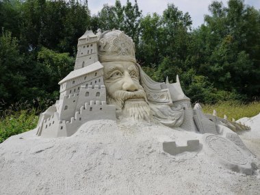 Lednice, Çek Cumhuriyeti - 17 Ağustos 2016 - Çek tarihinin tarihi figürleri deniz kumundan modellenmiştir - yaz tatilinin sonunda kum parkı