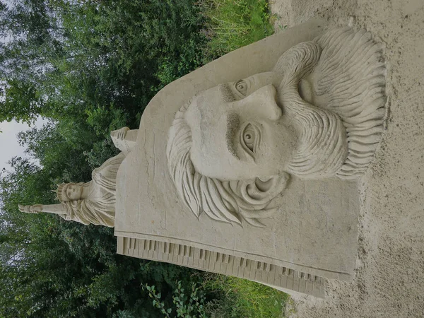 Lednice, Çek Cumhuriyeti - 17 Ağustos 2016 - Çek tarihinin tarihi figürleri deniz kumundan modellenmiştir - yaz tatilinin sonunda kum parkı