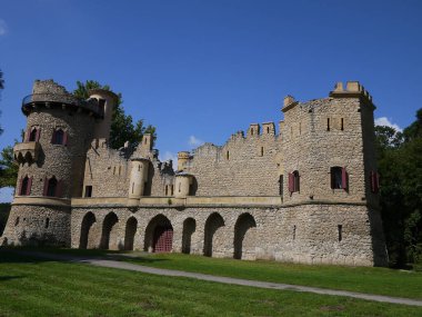 Lednice, Çek Cumhuriyeti - 17 Ağustos 2016 - John 's Castle - Yazın ortasında bir ortaçağ kalesinin yapay bir harabesi