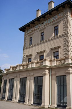      Prag, Çek Cumhuriyeti - 26 Mart 2021 - Grebovka Parkı - Grbe 'nin villası - Havlkovy sady' deki Neo-Rönesans anıtı.                          