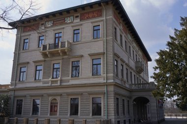    Prag, Çek Cumhuriyeti - 26 Mart 2021 - Grebovka Parkı - Grbe 'nin villası - Havlkovy sady' deki Neo-Rönesans anıtı.                            