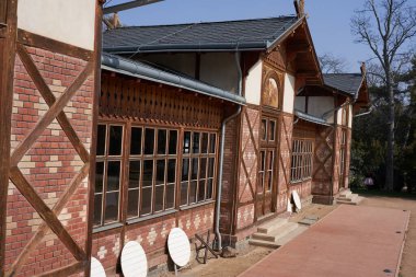    Prag, Çek Cumhuriyeti - 26 Mart 2021 - Grebovka parkı - Pavilon Grbovka tarihi bowling salonu                            