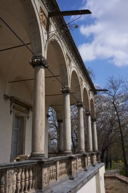 Prag, Çek Cumhuriyeti - 23 Nisan 2021 - Prag Kalesi Kraliyet Bahçeleri 'nde güzel bir Rönesans binası                               