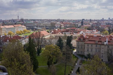 Prag, Çek Cumhuriyeti - 23 Nisan 2021 - Frstenberg Bahçesinden Prag manzarası                               