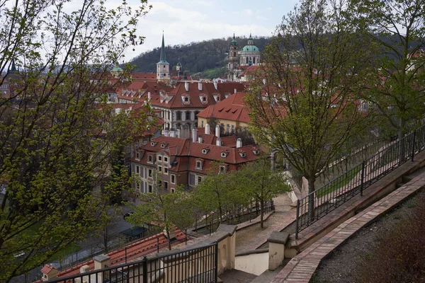 捷克共和国布拉格 2021年4月23日 从弗里斯特贝格花园俯瞰布拉格 — 图库照片