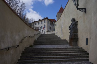 Prag, Çek Cumhuriyeti - 23 Nisan 2021 - Taş anıt ilk cumhuriyetçi besteci, şarkıcı ve aktör Karel Hasler 'i anmaktadır.                               