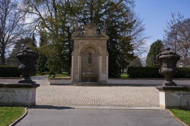   Prag, Çek Cumhuriyeti - 23 Nisan 2021 - Prag Kalesi 'ndeki Kraliyet Bahçesi' nde Herkül heykeli bulunan çeşme                             