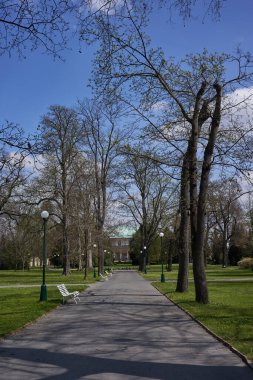 Prag, Çek Cumhuriyeti - 23 Nisan 2021 - Prag Kalesi 'ndeki Kraliyet Bahçesi' nde bahar                               