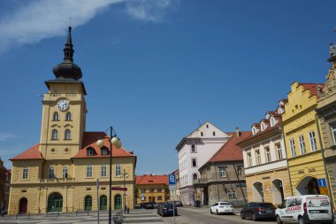    Zatec, Çek Cumhuriyeti - 23 Nisan 2021 - İlkbahar öğleden sonra belediye binası ve Trinity sütununun bulunduğu ana meydan                                