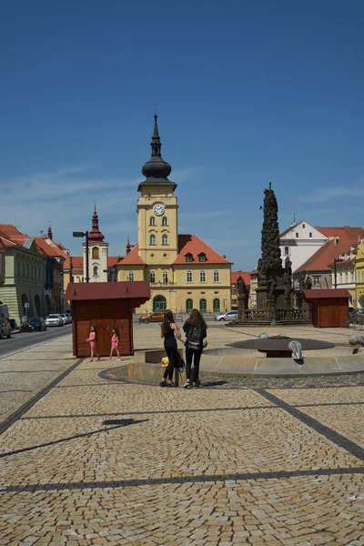 Zatec Czechy Kwietnia 2021 Rynek Główny Ratuszem Kolumną Trójcy Wiosną — Zdjęcie stockowe