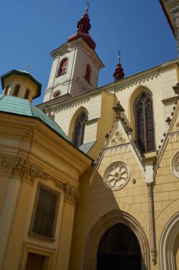     Zatec, Çek Cumhuriyeti - 11 Mayıs 2021 - İlkbahar öğleden sonra Bakire Meryem 'in Varsayımı Kilisesi                            