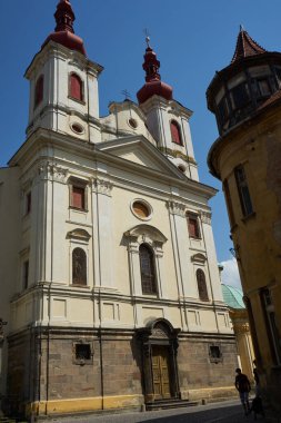 Zatec, Çek Cumhuriyeti - 11 Mayıs 2021 - İlkbahar öğleden sonra Bakire Meryem 'in Varsayımı Kilisesi                                