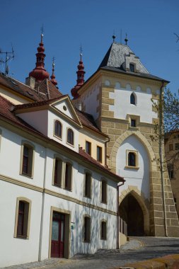  Zatec, Çek Cumhuriyeti - 11 Mayıs 2021 - Gotik Rahip Kapısı ortaçağ güçlendirilmiş Zatec kasabasının iki girişinden biridir..                              