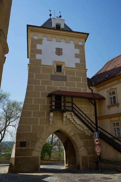 捷克扎特奇 Zatec 2021年5月11日 哥特式祭司门 Gothic Priest Gate 是中世纪设防城镇扎特奇的两个保存完好的入口之一 — 图库照片