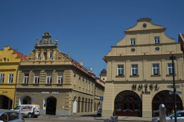 Zatec, Çek Cumhuriyeti - 11 Mayıs 2021 - Bir bahar öğleden sonra Ana Meydan 'daki Evler                               