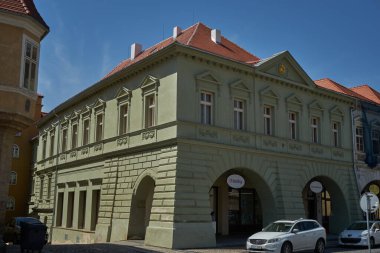 Zatec, Çek Cumhuriyeti - 11 Mayıs 2021 - Bir bahar öğleden sonra Ana Meydan 'daki Evler                               