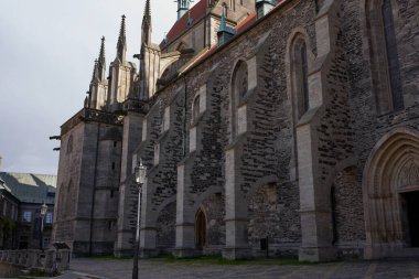 Kolin, Çek Cumhuriyeti - 22 Mayıs 2021 - St. Bartholomew Kilisesi 'nin dış destek sistemi                                