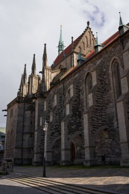   Kolin, Çek Cumhuriyeti - 22 Mayıs 2021 - St. Bartholomew Kilisesi 'nin dış destek sistemi                              