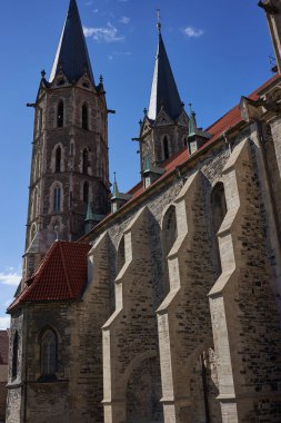 Kolin, Çek Cumhuriyeti - 22 Mayıs 2021 - St. Bartholomew Kilisesi 'nin dış destek sistemi                                