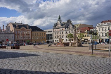 Kolin, Çek Cumhuriyeti - 22 Mayıs 2021 - Ortaçağ şehir merkezinde Kral II. Pemysl Otakar tarafından kurulan Charles Meydanı. 1261 öncesi.                               
