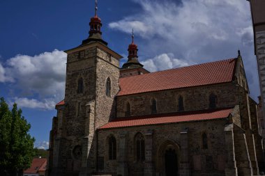 Kourim, Çek Cumhuriyeti - 22 Mayıs 2021 - Kourim 'deki St. Stephen Kilisesi - erken dönem Avrupa mimarisinin en önemli eserlerinden biri..                            