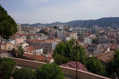  Cannes, Fransa - 16 Haziran 2021 - Eski Şehir Le Suquet şu anda Cannes 'a bakan tepenin üstünde oturuyor                              