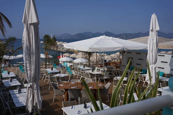 Cannes, Fransa - 16 Haziran 2021 - Jean Hibert Bulvarı - Sabah erken saatlerde gezinti                               