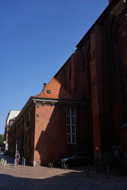 Hamburg, Almanya - 17 Temmuz 2021 - St. James Kilisesi, 125 metre yüksekliğinde bir kuleye sahiptir..                               