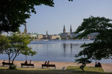 Hamburg, Almanya - 17 Temmuz 2021 - Binnenalster ya da İç Alster Gölü, Hamburg şehir sınırları içindeki iki yapay gölden biridir.                               