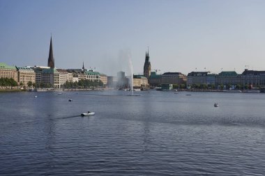 Hamburg, Almanya - 17 Temmuz 2021 - Binnenalster ya da İç Alster Gölü, Hamburg şehir sınırları içindeki iki yapay gölden biridir.                               