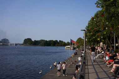 Hamburg, Almanya - 17 Temmuz 2021 - Binnenalster ya da İç Alster Gölü, Hamburg şehir sınırları içindeki iki yapay gölden biridir.                               