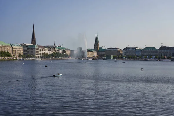 Hamburg, Almanya - 17 Temmuz 2021 - Binnenalster ya da İç Alster Gölü, Hamburg şehir sınırları içindeki iki yapay gölden biridir.                               