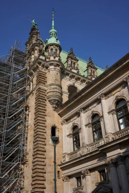 Hamburg, Almanya - 17 Temmuz 2021 - Hamburg Belediyesi-Rathaus - yerel yönetimin merkezidir. Rathaus, şehir merkezindeki Altstadt semtinde, Rathausmarkt meydanında yer almaktadır.                               
