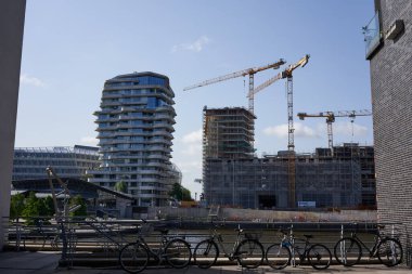 Hamburg, Almanya - 18 Temmuz 2021 - Elbe Filarmoni Caddesi yakınlarındaki Hamburg limanında güneşli bir yaz sabahı                               