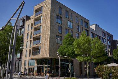 Hamburg, Almanya - 18 Temmuz 2021 - Elbe Filarmoni Caddesi yakınlarındaki Hamburg limanında güneşli bir yaz sabahı                               