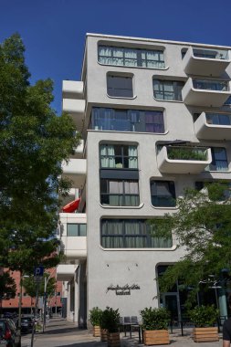 Hamburg, Almanya - 18 Temmuz 2021 - Elbe Filarmoni Caddesi yakınlarındaki Hamburg limanında güneşli bir yaz sabahı                               