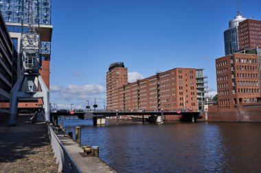 Hamburg, Almanya - 18 Temmuz 2021 - Elbe Filarmoni Caddesi yakınlarındaki Hamburg limanında güneşli bir yaz sabahı                               