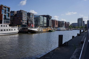 Hamburg, Almanya - 18 Temmuz 2021 - Elbe Filarmoni Caddesi yakınlarındaki Hamburg limanında güneşli bir yaz sabahı                               