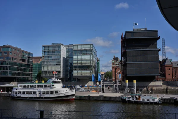 Hamburg, Almanya - 18 Temmuz 2021 - Elbe Filarmoni Caddesi yakınlarındaki Hamburg limanında güneşli bir yaz sabahı                               
