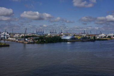 Hamburg, Almanya - 18 Temmuz 2021 - Elbe Filarmoni Salonu 'nun 8. katındaki bir gözlem güvertesinin manzarası                               