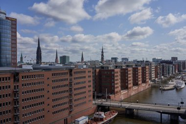Hamburg, Almanya - 18 Temmuz 2021 - Elbe Filarmoni Salonu 'nun 8. katındaki bir gözlem güvertesinin manzarası                               