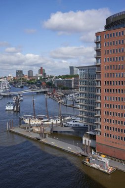 Hamburg, Almanya - 18 Temmuz 2021 - Elbe Filarmoni Salonu 'nun 8. katındaki bir gözlem güvertesinin manzarası                               