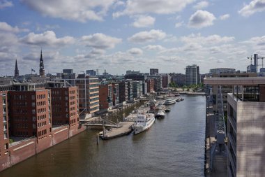   Hamburg, Almanya - 18 Temmuz 2021 - Elbe Filarmoni Salonu 'nun 8. katındaki bir gözlem güvertesinin manzarası                             